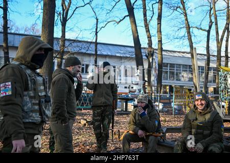 Kiew, Ukraine. 18th. Februar 2022. Freiwillige der georgischen Nationallegion rauchen Zigaretten kurz nach einer militärischen Trainingsveranstaltung für ukrainische Zivilisten, die von der georgischen Nationallegion in Kiew abgehalten wurde, während die russischen Streitkräfte weiterhin an den Grenzen des Landes mobilisieren. 18th. Februar 2022, Kiew, Ukraine. (Foto von Justin Yau/Sipa USA) Quelle: SIPA USA/Alamy Live News Stockfoto