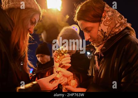 Kiew, Ukraine. 18th. Februar 2022. Die Demonstranten zünden während einer gedenkmarsch in Kiew zum 8th. Jahrestag des Massakers der Maidan-Revolution Kerzen an, um an die Maidan-Demonstranten zu erinnern, die 2014 von ukrainischen Sicherheitskräften getötet wurden. Kiew Ukraine, 02/18/2022. (Foto von Justin Yau/Sipa USA) Quelle: SIPA USA/Alamy Live News Stockfoto