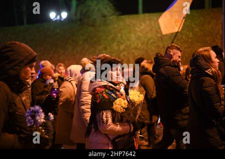 Kiew, Ukraine. 18th. Februar 2022. Die Teilnehmer des Marsches gehen während eines gedenkmarsches in Kiew zum 8th. Jahrestag des Massakers der Maidan-Revolution mit Blumen und Fahnen durch das Stadtzentrum von Kiew, um an die Demonstranten des Maidan zu erinnern, die 2014 von ukrainischen Sicherheitskräften getötet wurden. Kiew Ukraine, 02/18/2022. (Foto von Justin Yau/Sipa USA) Quelle: SIPA USA/Alamy Live News Stockfoto