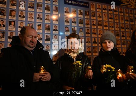 Kiew, Ukraine. 18th. Februar 2022. Die Demonstranten halten während einer gedenkmarsch in Kiew zum 8th. Jahrestag des Massakers der Maidan-Revolution Kerzen vor der Mauer des Gedenkens an die Maidan-Demonstranten, die 2014 von ukrainischen Sicherheitskräften getötet wurden. Kiew Ukraine, 02/18/2022. (Foto von Justin Yau/Sipa USA) Quelle: SIPA USA/Alamy Live News Stockfoto