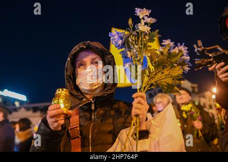 Kiew, Ukraine. 18th. Februar 2022. Während eines gedenkmarsches in Kiew zum 8th. Jahrestag des Massakers der Maidan-Revolution zum Gedenken an die Maidan-Demonstranten, die 2014 von ukrainischen Sicherheitskräften getötet wurden. Kiew Ukraine, 02/18/2022. (Foto von Justin Yau/Sipa USA) Quelle: SIPA USA/Alamy Live News Stockfoto