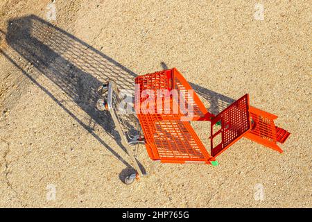 Supermarkt Einkaufswagen in der Straße umgedreht Stockfoto