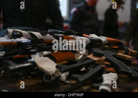 Kiew, Ukraine. 18th. Februar 2022. Nach einer militärischen Trainingsveranstaltung für ukrainische Zivilisten, die von der georgischen Nationallegion in Kiew abgehalten wird, werden Holzgewehre gestapelt, während die russischen Streitkräfte weiterhin an den Grenzen des Landes mobilisieren. 18th. Februar 2022, Kiew, Ukraine. (Foto von Justin Yau/Sipa USA) Quelle: SIPA USA/Alamy Live News Stockfoto