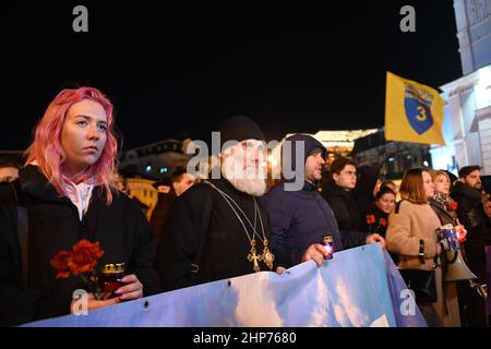 Kiew, Ukraine. 18th. Februar 2022. Vor einem gedenkmarsch in Kiew zum 8th. Jahrestag des Massakers der Maidan-Revolution versammeln sich Demonstranten vor dem St. Michaels Golden-Domed-Kloster, um an die Maidan-Demonstranten zu erinnern, die 2014 von ukrainischen Sicherheitskräften getötet wurden. Kiew Ukraine, 02/18/2022. (Foto von Justin Yau/Sipa USA) Quelle: SIPA USA/Alamy Live News Stockfoto