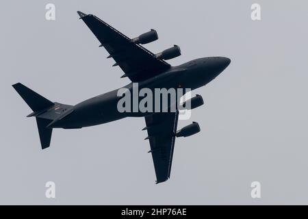 Eine Boeing C17A Globemaster III mit dem Dritten Flügel der US-Luftwaffe, stationiert von der Joint Base Elmendorf-Richardson in Alaska, von unten. Stockfoto