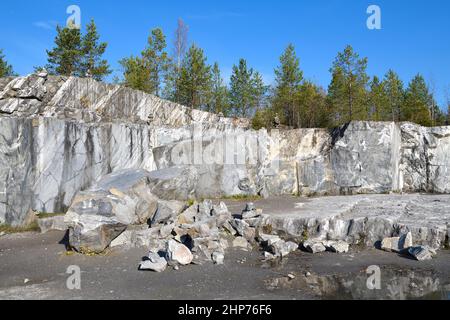 Fragment eines alten Marmorbruchs im Ruskeala Bergpark an einem sonnigen Oktobertag. Karelien, Russland Stockfoto