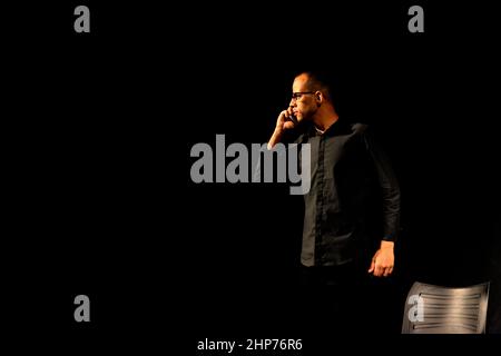 Schauspieler, der eine Figur auf der Bühne eines Theaters darstellt. Mit seinem Körper macht er verschiedene Gesten und Ausdrücke. Salvador, Bahia, Brasilien. Stockfoto