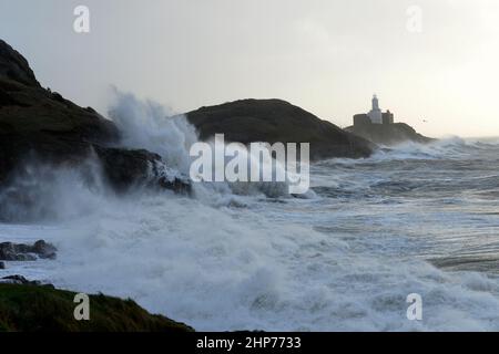 Sturm Eunice an den Mumbles. Swansea, Wales, Großbritannien. Die Wellen stürzen über Leuchtturm und Landzunge und 90mph Winde sprühen das Spray auf Stockfoto