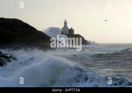 Sturm Eunice an den Mumbles. Swansea, Wales, Großbritannien. Die Wellen stürzen über Leuchtturm und Landzunge und 90mph Winde sprühen das Spray auf Stockfoto