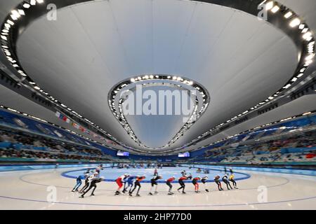 Peking, China. 19th. Februar 2022. Eisschnelllauf: Olympiade, Vorlauf, Massenstart, Männer, Halbfinale, National Speed Skating Oval, das Feld in Aktion. Kredit: Peter Kneffel/dpa/Alamy Live Nachrichten Stockfoto