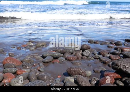 Der Pazifik stürzt am felsigen Strand des Pololu Trail auf Kona, Hawaii, ein Stockfoto