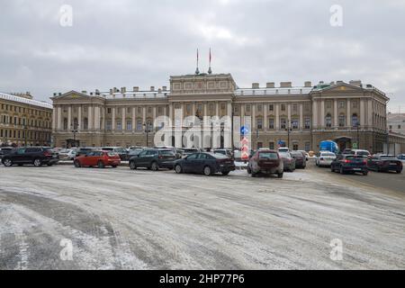 SANKT PETERSBURG, RUSSLAND - 12. JANUAR 2022: Mariinsky Palace (Legislative Assembly) an einem bewölkten Januartag Stockfoto