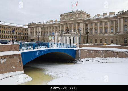 SANKT PETERSBURG, RUSSLAND - 12. JANUAR 2022: Blick auf die Blaue Brücke und den Mariinsky-Palast an einem bewölkten Januartag Stockfoto