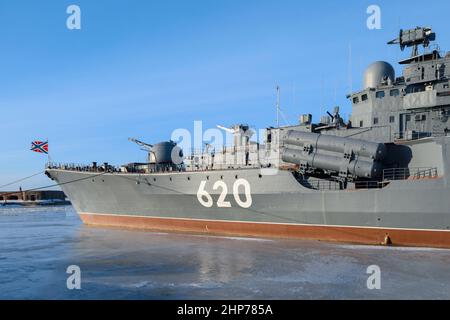 KRONSHTADT, RUSSLAND - 18. JANUAR 2022: Die Front des sowjetischen Zerstörers 'Bespokoyny' aus der Nähe an einem sonnigen Januartag. Patriot Park Stockfoto