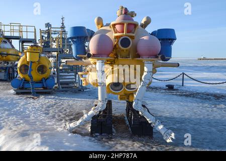 KRONSHTADT, RUSSLAND - 18. JANUAR 2022: Roboter-Marine-Komplex MTK-200 und bemannte Unterwasser-Fahrzeug "Rif" in der Ausstellung des Patriot Park Museum Stockfoto