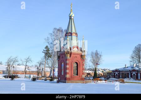 KRONSHTADT, RUSSLAND - 18. JANUAR 2022: Kapelle im Namen der Heiligen Apostel Petrus und Paulus an einem Januarnachmittag. Patriot Park Stockfoto