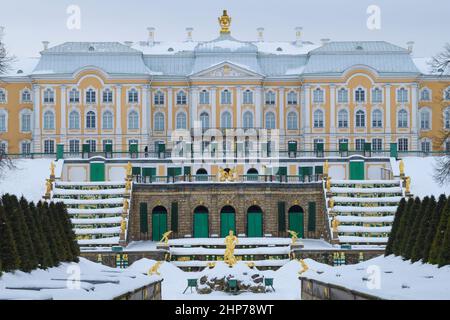 PETRODVORETS, RUSSLAND - 12. FEBRUAR 2022: Der große Palast und die große Kasade des Palais und Parkkomplexes Peterhof an einem düsteren Februartag Stockfoto