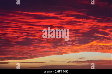 Himmel bei Sonnenuntergang Textur Hintergrund Overlay. Dramatische rote, orange, lila Wolken. Hochauflösende Fotografie, perfekt für den Austausch von Himmel Stockfoto