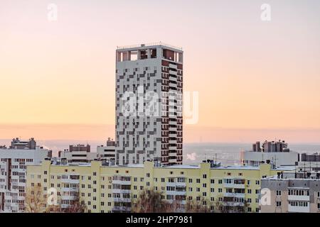 Wohnviertel einer russischen Stadt. Wohngebiete mit Hochhäusern in Nischni Nowgorod, Russland. Stadtbild bei Sonnenuntergang Stockfoto