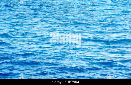 Tiefblaue Wellen Meer oder Ozean Wasseroberfläche windigen Tag Hintergrund Stockfoto