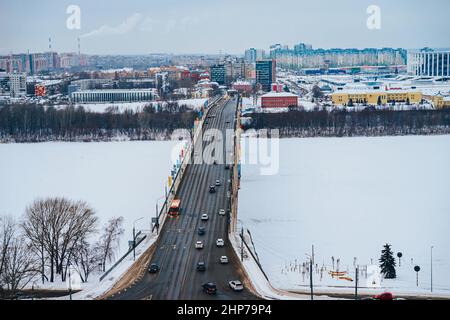 Kanawinsky-Brücke in Nischni Nowgorod. Brücke über den Fluss Oka. Stockfoto