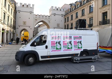 München, Deutschland. 19th. Februar 2022. Vor dem Karlstor steht ein Van mit Plakaten mit der Aufschrift "Stoppt den Kriegsverlauf der NATO-Staaten" vor einer Demonstration gegen die Münchner Sicherheitskonferenz. Quelle: Felix Hörhager/dpa/Alamy Live News Stockfoto