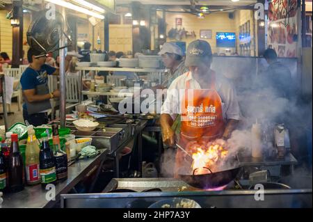 Urbane Szene vom berühmten Nachtmarkt in Hua hin. Hua hin ist eines der beliebtesten Reiseziele in Thailand. Stockfoto