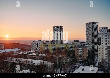 Wohnviertel einer russischen Stadt. Wohngebiete mit Hochhäusern in Nischni Nowgorod, Russland. Stadtbild bei Sonnenuntergang Stockfoto