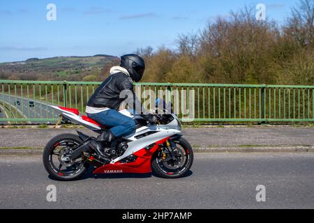 2007 Rot weiß Yamaha YZF R6 R 07 599 ccm Benzin; Motorradfahrer; zweirädriger Transport, Motorräder, Fahrzeug, Straßen, Motorräder, Motorradfahrer fahren in Chorley, Großbritannien Stockfoto