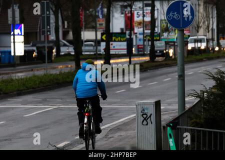 Göttingen, Deutschland. 19th. Februar 2022. Ein junger Mann, der am samstag, den 19. Februar 2022, zu ihrem Ziel in Göttingen, Deutschland, radelt, Während des morgendlichen Sturms „Yelenia“. Der Hurrikan Yelenia hat das Leben der Menschen in Deutschland beeinträchtigt. Aufgrund des Sturms hat die Deutsche Bahn den Fernverkehr in mehreren Bundesländern gestoppt. In Niedersachsen, Bremen, Hamburg, Schleswig-Holstein, Mecklenburg-Vorpommern, Berlin und Brandenburg, es gibt keine Fernzüge, wie die Bahn am Donnerstag mitteilte. Es gibt auch Auswirkungen in anderen Staaten. (Foto von Tubal Sapkota/Pacific Press) Quelle: Pacific Pres Stockfoto