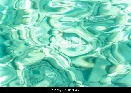 Unterwasser seichte Wellen plätschern türkisfarbenes Wasser in einer Tapete mit Meereshintergrund Stockfoto