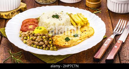 Reis und Bohnen serviert mit pommes Frites, gegrilltem Hähnchenfilet und Salat, typisch brasilianisches Essen Stockfoto