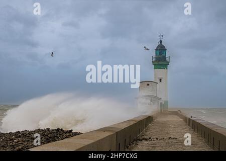 Le phare du Tréport sous les vagues Pendant la Tempête Eunice Stockfoto