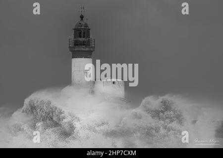 Le phare du Tréport sous les vagues Pendant la Tempête Eunice Stockfoto