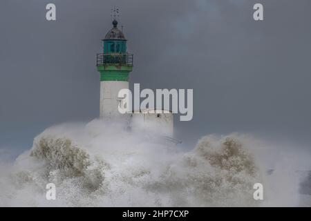 Le phare du Tréport sous les vagues Pendant la Tempête Eunice Stockfoto