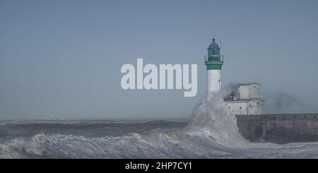 Le phare du Tréport sous les vagues Pendant la Tempête Eunice Stockfoto