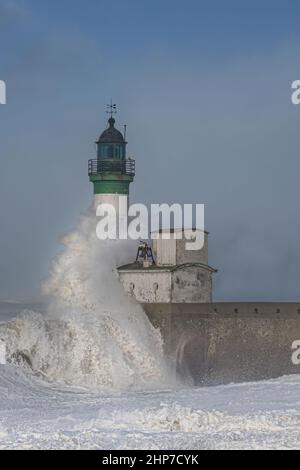 Le phare du Tréport sous les vagues Pendant la Tempête Eunice Stockfoto