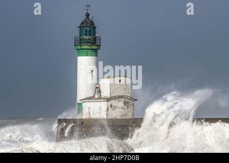 Le phare du Tréport sous les vagues Pendant la Tempête Eunice Stockfoto