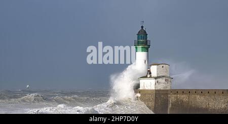 Le phare du Tréport sous les vagues Pendant la Tempête Eunice Stockfoto