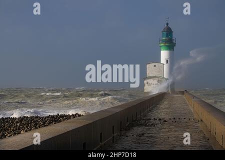 Le phare du Tréport sous les vagues Pendant la Tempête Eunice Stockfoto