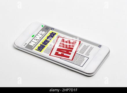 Smartphone mit Fake News auf dem Bildschirm Stockfoto