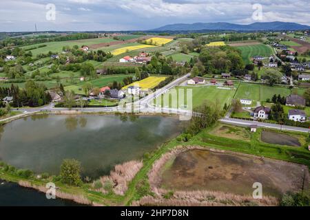 Drohnenansicht von Fischteichen im Dorf Miedzyrzecze Gorne im Landkreis Bielsko, Woiwodschaft Schlesien in Mittelpolen Stockfoto