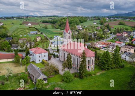 Evangelisch-Augsburger Kirche im Dorf Miedzyrzecze Gorne in der Gemeinde Jasienica, Kreis Bielsko, Woiwodschaft Schlesien in Südpolen Stockfoto