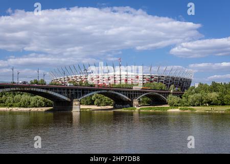 Nationalstadion PGE Narodowy und Poniatowski-Brücke, Blick von den Vistulan Boulevards über die Weichsel in Warschau, Polen Stockfoto