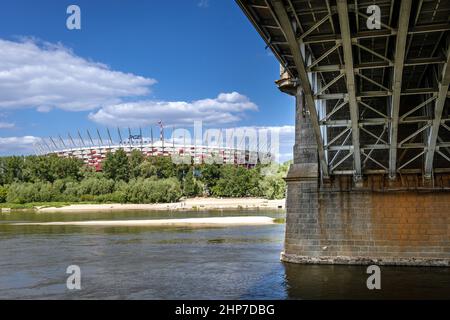 Nationalstadion PGE Narodowy und Poniatowski-Brücke, Blick von den Vistulan Boulevards über die Weichsel in Warschau, Polen Stockfoto