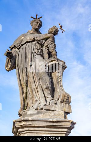 Statue des Antonius von Padua von Jan Oldrich Mayer (1707) auf der Karlsbrücke in Prag, Tschechische Republik Stockfoto