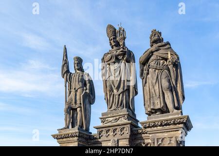 Statuen der Heiligen Norbert, Wenzel und Sigismund von Josef Max (1853) auf der Karlsbrücke in Prag, Tschechische Republik Stockfoto