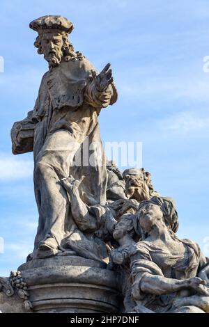 Statue von Ivo von Kermartin von Matthias Braun (1711) auf der Karlsbrücke in Prag, Tschechische Republik Stockfoto