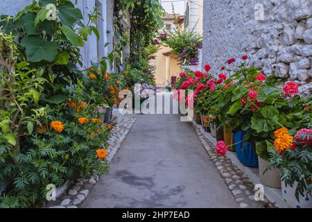 Gasse neben dem Dorf Taverna in Old Village Bereich der Stadt Moraitika auf der Ostseite der Insel Korfu, Ionische Inseln, Griechenland Stockfoto