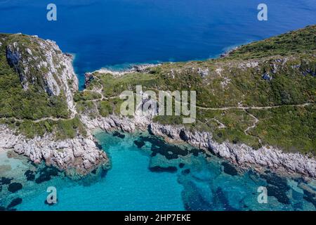 Kap Arilla von drona über den Stränden Porto Timoni und Limni - berühmter Doppelstrand in der Nähe des Dorfes Afionas auf der griechischen Insel Korfu Stockfoto